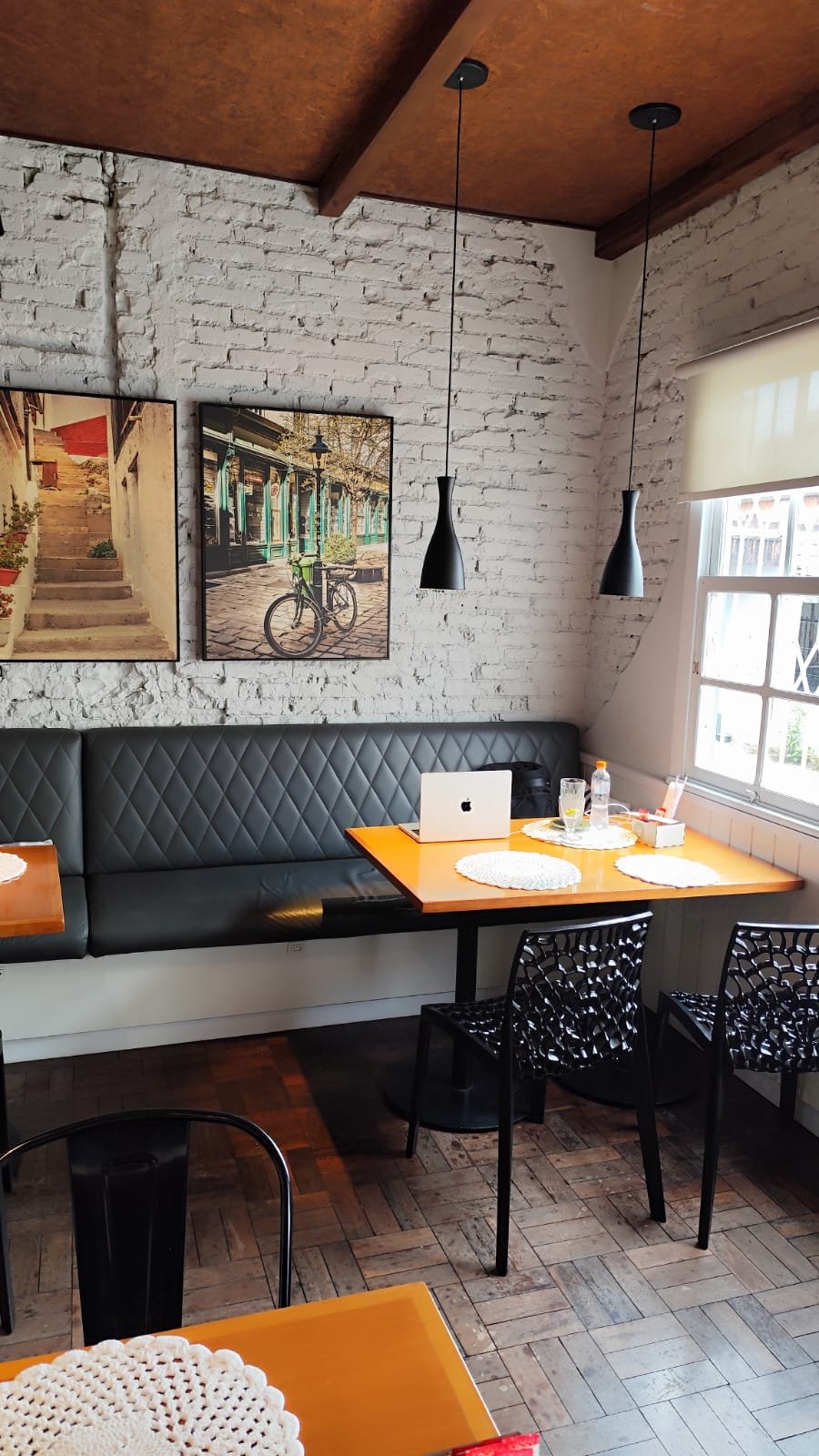 Trabalhando em café